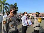 penyerahan-reward-kepada-personel-polres-tabalong-senin-31_1_2022.jpg