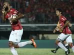penyerang-bali-united-sylvano-comvalius-merayakan-gol-pertamanya-ke-gawang-ps-tni_20171108_064215.jpg