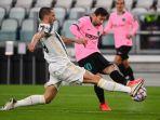 penyerang-barcelona-lionel-messi-kanan-melepaskan-sepakan-yang-bisa-diblok-bek-juventus.jpg