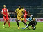 penyerang-bhayangkara-fc-ezechiel-ndouassel-persija-jakarta-piala-menpora-2021.jpg