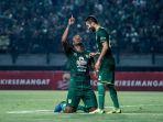 penyerang-persebaya-amido-balde-merayakan-gol-yang-dicetaknya-ke-gawang-persib.jpg