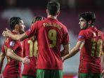 penyerang-portugal-paulinho-merayakan-golnya-bersama-rekan-satu-timnya.jpg