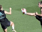 penyerang-real-madrid-gareth-bale-kanan-berlatih-dengan-rekan-setimnya-gelandang-luka-modric_20171111_081059.jpg