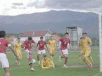 penyerang-timnas-u19-indonesia-jack-brown-menyepak-bola-ke-arah-gawang-makedonia-utara.jpg