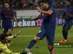 penyerang-uruguay-atletico-madrid-luis-suarez-beraksi-melawan-penjaga-gawang.jpg