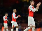 per-mertesacker-membalas-aplaus_20160814_084141.jpg