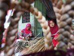 perajin-anyaman-purun-parida-saat-mengayam-di-rumahnya-di-kampung-purun.jpg