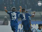 persib-bandung-saat-melawan-persela-lamongan-di-liga-1-2020.jpg