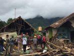 personel-basarnas-lampung-berada-di-tengah-lokasi-terparah-yang-terdampak-tsunami.jpg