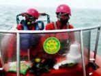 personel-basarnas-saat-melakukan-pencarian-penunpang-speedboat-di-kotabaru-jumat-04032022.jpg