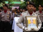 personel-kepolisian-membawa-jenazah-anggota-satuan-shabara_20170526_102933.jpg
