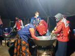personel-pmi-kabupaten-talamemasak-makanan-untuk-korban-banjir-di-benuaraya-batibati-kalsel-10012021.jpg