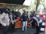 personel-polda-kalsel-melakukan-pemeriksaan-menggunakan-metal-detecto-11.jpg