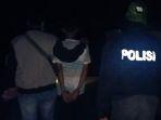 personel-polres-kapuas-mengamankan-pemuda-sebar-foto-tanpa-busana-senin-792020.jpg