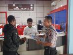 personel-polres-kapuas-saat-sosialisasi-dan-bagi-brosur-penerimaan-anggota-polri-di-sejumlah-tempat.jpg