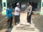 personel-polsek-kahayan-kuala-menyerahkan-bantuan-semen.jpg