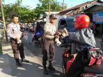 personel-polsekta-banjarmasin-selatan-tampak-sedang-membagikan-takjil.jpg