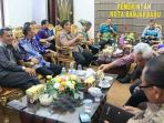 pertemuan-bersama-unsur-pimpinan-dprd-kota-banjarbaru_20180316_115341.jpg