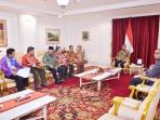 pertemuan-gubernur-dan-presiden_20150416_184158.jpg