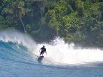 peselancar-menikmati-ombak-laut-setinggi-5-6-meter-di-salah-satu-gugusan-pulau-banyak.jpg