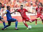 pesepak-bola-klub-persija-jakarta-marko-simic-arema-malang.jpg