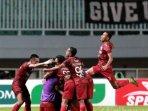 pesepak-bola-persis-solo-merayakan-gol-kedua-mereka.jpg