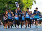 peserta-Tanah-Laut-Run-2025-berlari-menuju-garis-finis.jpg
