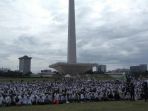 peserta-doa-bersama-memadati-lapangan-monas-jumat-2122016_20161202_114154.jpg