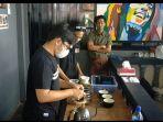 peserta-sedang-persentasi-hasil-buatan-kopinya-di-depan-dewan-juri.jpg