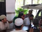 peti-jenazah-korban-hanafi-saat-diangkut-mobil-ambulan-untuk-dibawa-ke-pontianak_20180206_174139.jpg