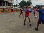 petinju-kalsel-melakukan-latihan-ringan-di-halaman-spn-kota-jayapura.jpg