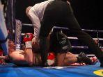 petinju-kash-ali-menggigit-lawannya-david-price-di-bagian-dada-saat-keduanya-terlibat-saling-piting.jpg