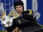 petr-cech-tangkap-bola.jpg