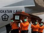petugas-basarnas-mengangkat-peti-berisi-salah-satu-dari-tiga-jasad-penumpang-airasia-qz8501.jpg