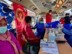 petugas-beri-vaksin-kepada-warga-di-dalam-bus-vaksinasi-keliling-banjarbaru-juara.jpg