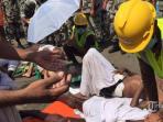 petugas-berusaha-menolong-jamaah-haji-korban-tragedi-mina-arab-saudi_20150926_105839.jpg