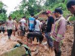 petugas-dan-sukarelawan-bergotong-royong-membuka-jalan.jpg