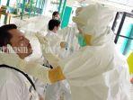 petugas-dari-dinas-kesehatan-kabupaten-hsstes-swab-massal-rabu-1282020.jpg