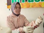 petugas-di-puskesmas-cempaka-sedang-memberikan-pelayanan-vaksinasi-covid-19-jenis-sinovac.jpg