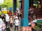 petugas-dirlantas-polda-kalsel-bersama-anak-paud_20180403_152226.jpg