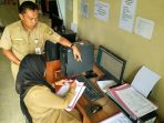 petugas-disdukcapil-kota-banjarmasin-buka-pelayanan-di-kelurahan-sungai-andai_20170404_120112.jpg