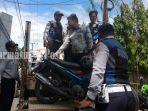 petugas-dishub-kota-banjarmasin-angkat-motor.jpg
