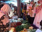 petugas-diskopdag-tala-mengecek-harga-di-pasar-pelaihari.jpg