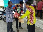 petugas-dlh-kotabaru-membagikan-bakul-purun.jpg