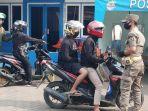 petugas-gabungan-melakukan-pemeriksaan-surat-ijin-keluar-masuk-sikm-jakarta.jpg