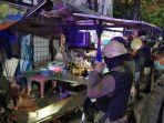 petugas-gabungan-patroli-malam-sedang-menertibkan-warung-di-pinggir-jalan.jpg