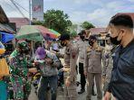 petugas-gabungan-saat-operasi-yustisi-prokes-di-pasar-kapar-kecamatan-murung-pudak.jpg