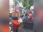 petugas-kebersihan-mendapat-nasi-bungkus-dari-sijum-komunitas-sosial-di-tabalong-kalsel.jpg