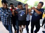 petugas-kepolisian-menggiring-tersangka-andi-lala_20170417_075053.jpg