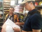 petugas-kepolisian-polres-tapin-saat-melakukan-razia-di-toko-obat-dan-apotek-di-rantau_20160915_155845.jpg